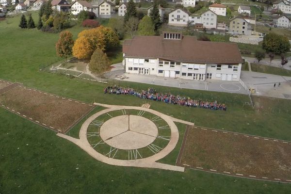 Photo de la montre géante, 170 mètres de longueur, prise depuis un drone.