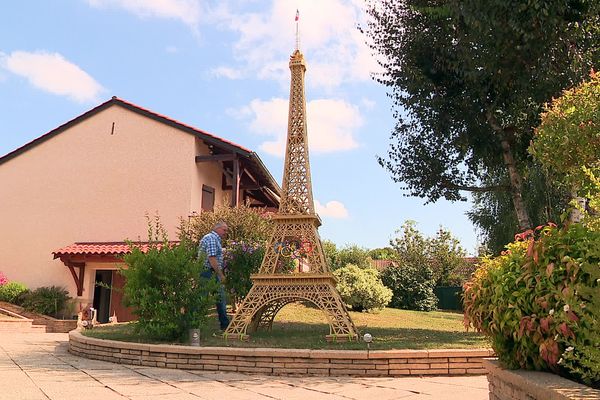 Cette réplique de la Tour Eiffel trône dans le jardin de Serge Paillet à Cluny (Saône-et-Loire).