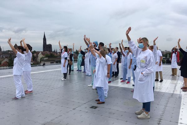 Le personnel soignant du Nouvel hôpital civil (NHC) de Strasbourg (Bas-Rhin) salue les avions de la Patrouille de France.