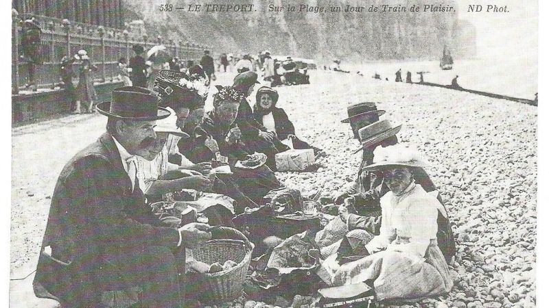 Carte postale du Tréport : "Sur la plage, un jour de train de plaisir".