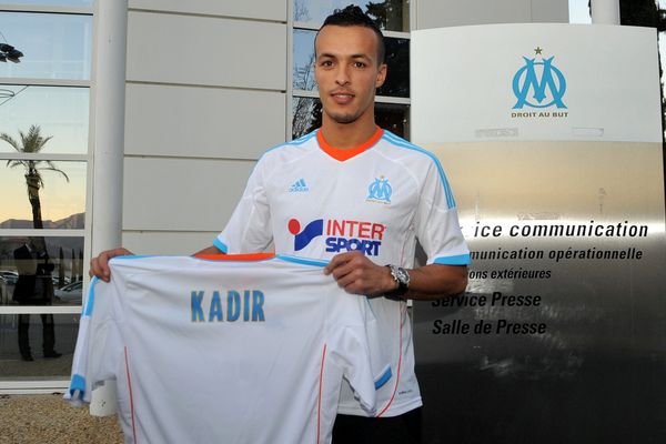 Foued Kadir pose avec son nouveau maillot marseillais. 