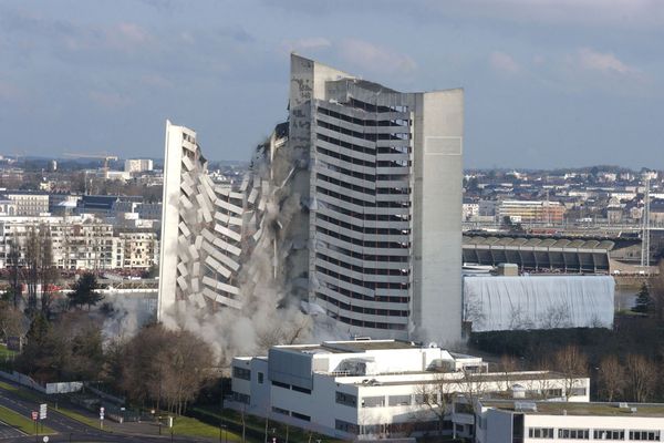 La destruction du Tripode à Nantes, le 27 février 2005