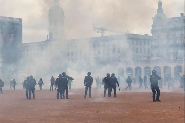 Des heurts se sont produits entre les manifestants et les forces de l'ordre, ici place Bellecour