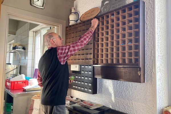 L'assesseur du club d'épargne relève l'argent toutes les semaines dans ce bistrot de Schweighouse-sur-moder