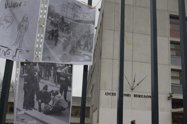 Le 24 mars 2016, des photos extraites des vidéos réalisées lors des manifestations contre la loi travail, étaient accrochées à la grille du lycée Bergson dans le 19ème arrondissement.