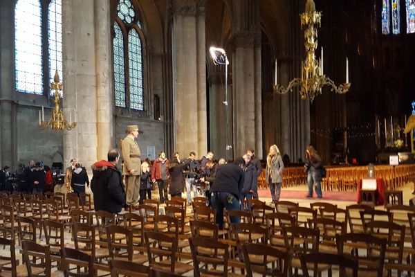 Samuel Labarthe en tournage au milieu du choeur de la cathédrale de Reims, ce vendredi 20 décembre. 