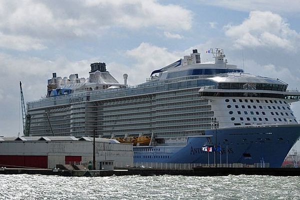 Un bateau de croisière en escale au Havre