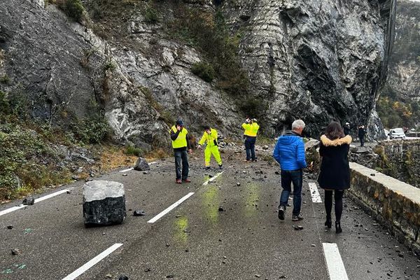 La RM 2205 est coupée à hauteur de Rimplas, dans les Alpes-Maritimes, compliquant de fait l'accès aux stations de ski.