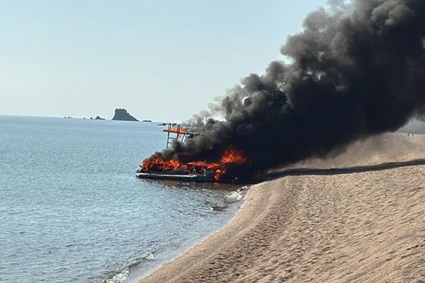 Le navire a pris feu aux environs de 11h.