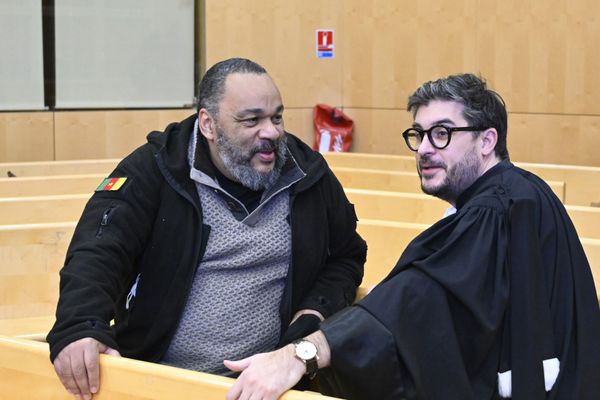 Dieudonné au côté de son avocat Maître Karim Laoufi le 8 janvier 2024 devant le tribunal correctionnel de Rennes.