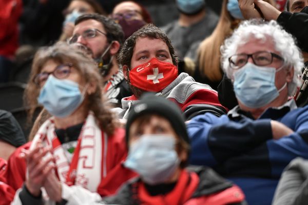 Des spectateurs portant des masques lors du match de hockey sur glace de la Ligue nationale suisse, le 1er octobre.