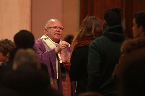 Le 7 novembre 2021, trois ans après avoir démissionné de sa charge pastorale d'archevêque de Bordeaux pour raison d'âge et avoir commencé une retraite dans un presbytère des Alpes-de-Haute-Provence, Jean-Pierre Ricard avait annoncé dans une lettre à la hiérarchie catholique "se mettre à la disposition de la justice" en reconnaissant avoir "commis des actes répréhensibles" sur une adolescente de 14 ans il y a 35 ans. A l'époque des faits, le religieux était en poste à Marseille.