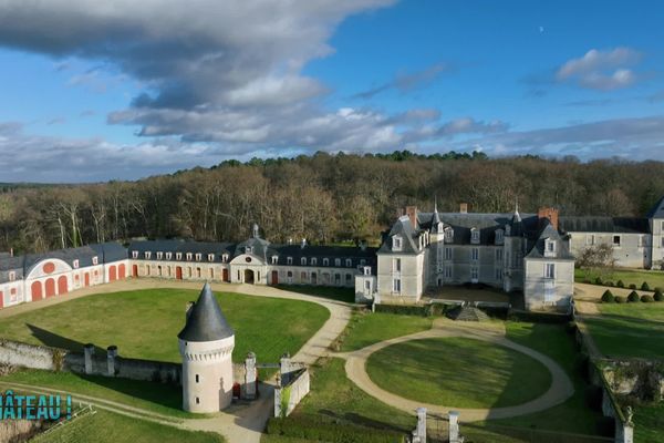 Le château de Gizeux se déploit sur plus de 250 mètres, le classant le plus long château de la Touraine angevine.