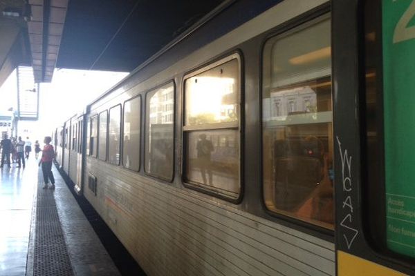 Le train de la ligne Marseille-Istres-Miramas bloqué en gare Saint-Charles ce lundi soir.