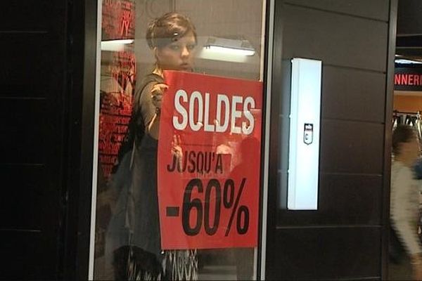 Certains magasins affichent des rabais de 60% dès le début des soldes