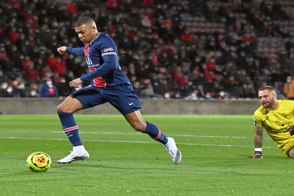 Nîmes - Kylian Mbappé réalise un doublé lors du match Nîmes/PSG au stade des Costières (32e et 83e) - 16 octobre 2020.