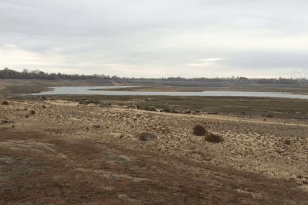 Les réserves du lac du Cébron sont au plus bas après un automne sans une goutte de pluie.