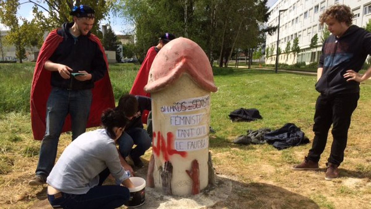 Poitiers : le symbole des Bitards dégradé par des féministes