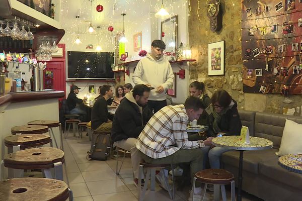 Dans ce bar de la place Plumereau, les clients peuvent déguster le mocktail créé pour le défi de janvier.