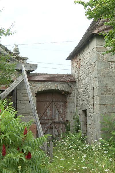 Le pigeonnier-porche du château de Châtain à Arfeuille-Châtain. Au-delà de l'aspect purement patrimonial, la "Mission Bern" a retenu ce site pour sa dimension sociale : la restauration s'accompagnera d’un projet d’inclusion pour personnes handicapées.