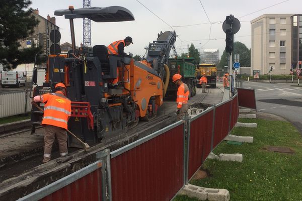 Les travaux du tramway de Clermont-Ferrand ont commencé ce 14 mai. Un tronçon de la ligne A est fermé. Usagers et automobilistes font part de leur mécontentement.