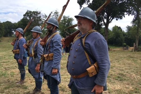 Des poilus au garde à vous