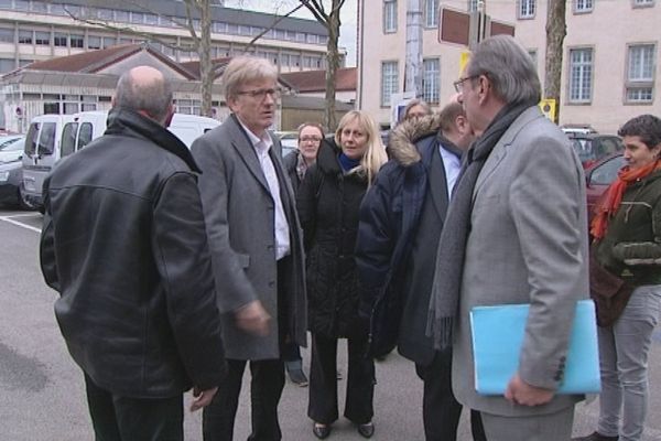 Alain Rodet et Gilbert Bernard se sont réunis dans une salle derrière l’hôtel de ville.