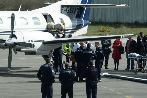 Avion sur le tarmac de l'aéroport de Quimper (29) avec un lycéen de Concarneau blessé à Londres - 24/03/2017