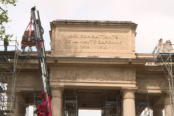 Les quatre trophées qui surplombent le monument aux combattants de Toulouse démontés pour les besoins des travaux de la ligne C du métro.