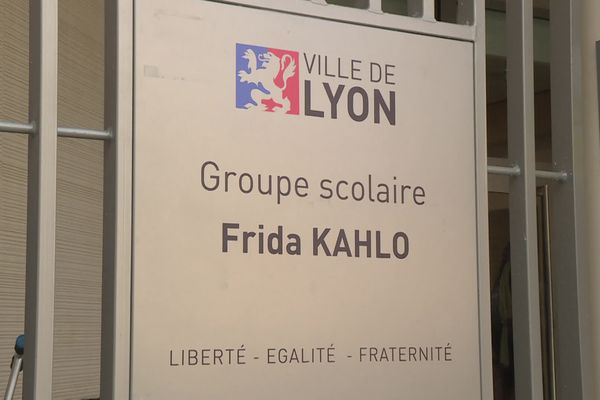 4 écoles dont celle du groupe Frida Khalo dans le 7ᵉ arrondissement de Lyon sont victimes d'une pollution de l'eau au plomb.