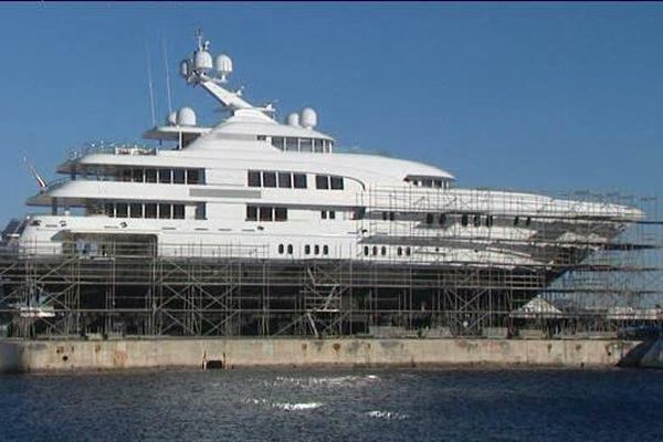 Travaux d'entretien ou transformation des grands yachts, le refit, littéralement le retapage, sera l'activité phare du repreneur allemand de la grande forme sur le chantier naval de  La Ciotat