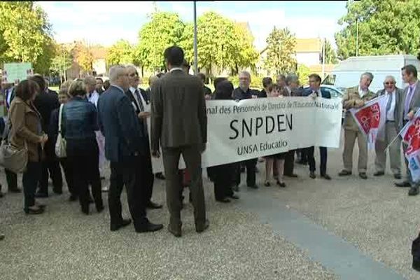 Une centaine de chefs d'établissements se sont réunis pour manifester devant le Rectorat de Dijon