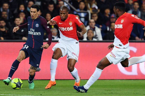 Djibril Sidibé, au centre, n'a plus joué depuis sa blessure lors de ce match contre le Paris Saint-Germain.