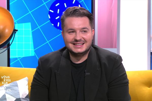 Le chanteur Olympe (The Voice) parle de son livre, "Vivre sans regrets", sur le plateau de "Vous êtes formidables" pour la dernière de la saison le vendredi 7 juillet 2023.