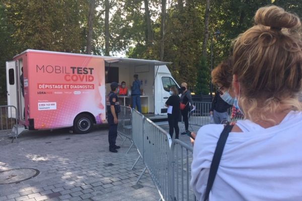 Le camion "MobilTest" de passage à Chelles, ce mercredi.