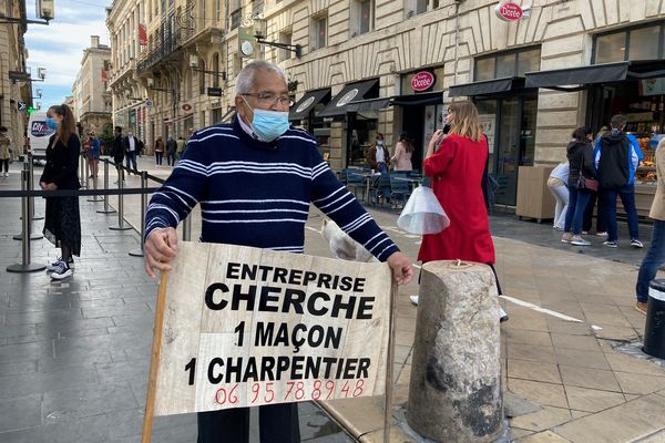 Depuis trois jours, Alejandro Pino recrute dans la rue Sainte-Catherine