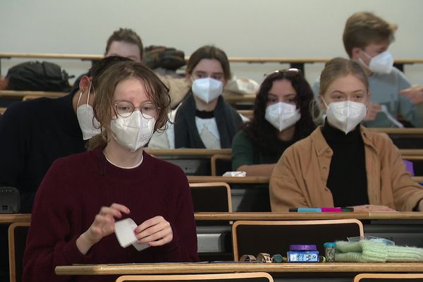 Masques FFP2 obligatoires ce matin pour passer les examens écrits à Sciences Po Lille