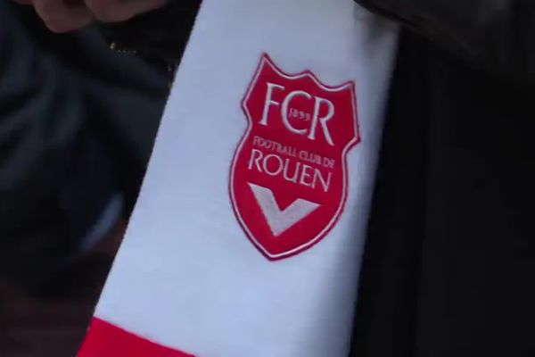 Perquisitions dans les locaux du club, aucun repreneur, joueurs et entraîneurs pas payés et enquête pour abus de biens sociaux… le club du FC Rouen est en crise.