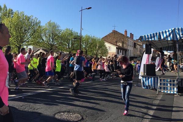 Certains participants étaient déguisés pour l'occasion. 1080 coureurs se sont élancés pour cette troisième édition de la Trans'yssoirienne. 