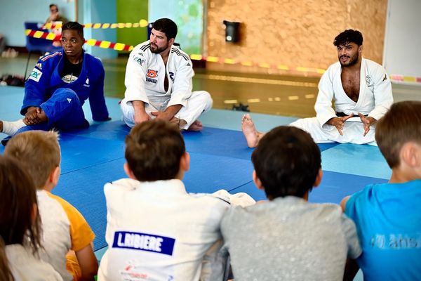 De gauche à droite : Audrey Tcheuméo, médaillée d’argent lors des derniers championnats du monde et double médaillée olympique, Cyrille Maret, médaillé de bronze aux Jeux Olympiques de Rio, et Guillaume Chaîne champion olympique lors des JO de Tokyo