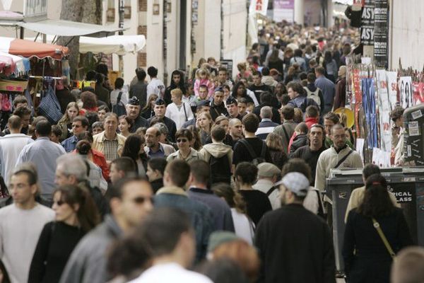 Des passants dans la rue, lors de la 30ème édition du Printemps de Bourges.