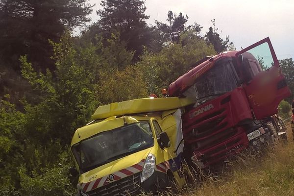 Accident sur l'A89 . Le chauffeur du camion s'est assoupi au volant  