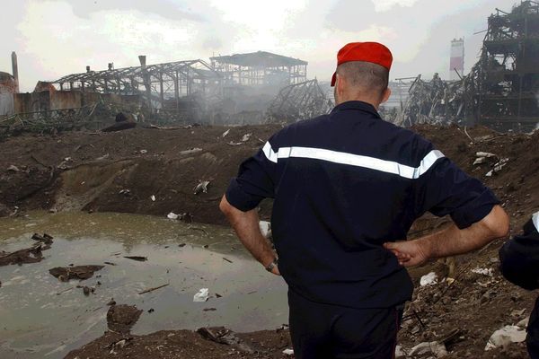 Un pompier au-dessus du cratère de l'usine AZF, le 22 septembre 2001.