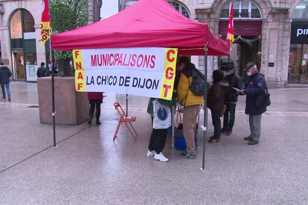 Une action des anciens salariés et syndicalistes de la Chocolaterie de Bourgogne sur le marché à Dijon ce samedi matin