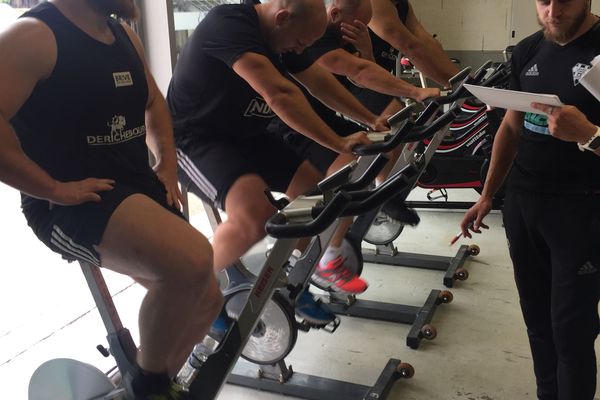 Les avants brivistes transpirent sur leur vélo sous les ordres des préparateurs physiques du CAB