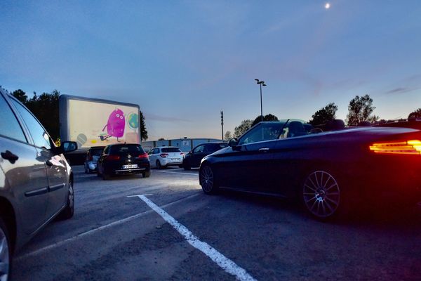 150 personnes , dans leurs voitures, ont assisté à la première séance drive-in à Caen ce 27 mai. Un film projeté chaque soir ou presque. 