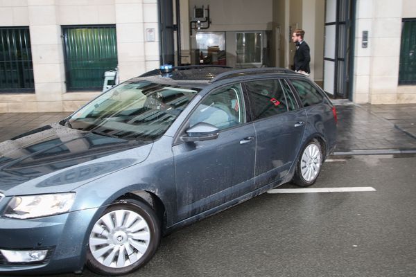 Une voiture de police sort du palais de justice de Bruxelles avec à l'intérieur Ali Oulkadi, en 2016.