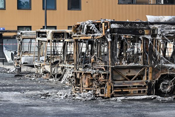 Une dizaine de bus ont été incendiés dans la nuit de jeudi à vendredi à Aubervilliers, dans un centre de remisage de la RATP.