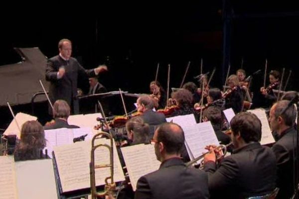 L''Orchestre des Pays de Savoie est dirigé par Nicolas Chalvin.