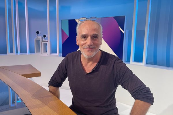 Philippe Poutou sur le plateau de Dimanche en politique (novembre 2023)